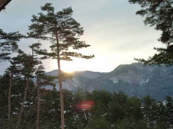 山から登る朝日